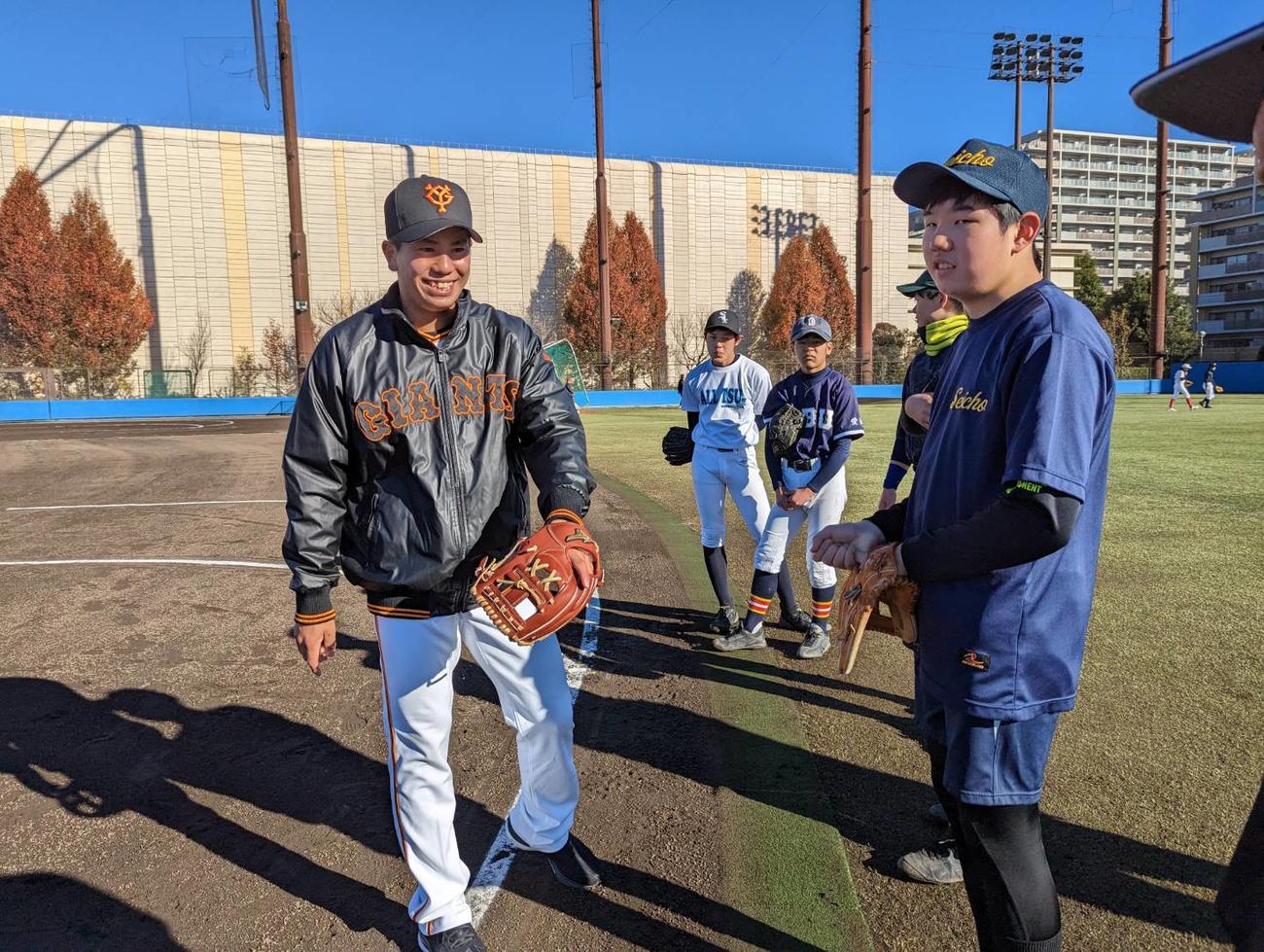 「甲子園夢プロジェクト」の練習会で指導する巨人ドラフト4位の門脇誠内野手（撮影・三須一紀）