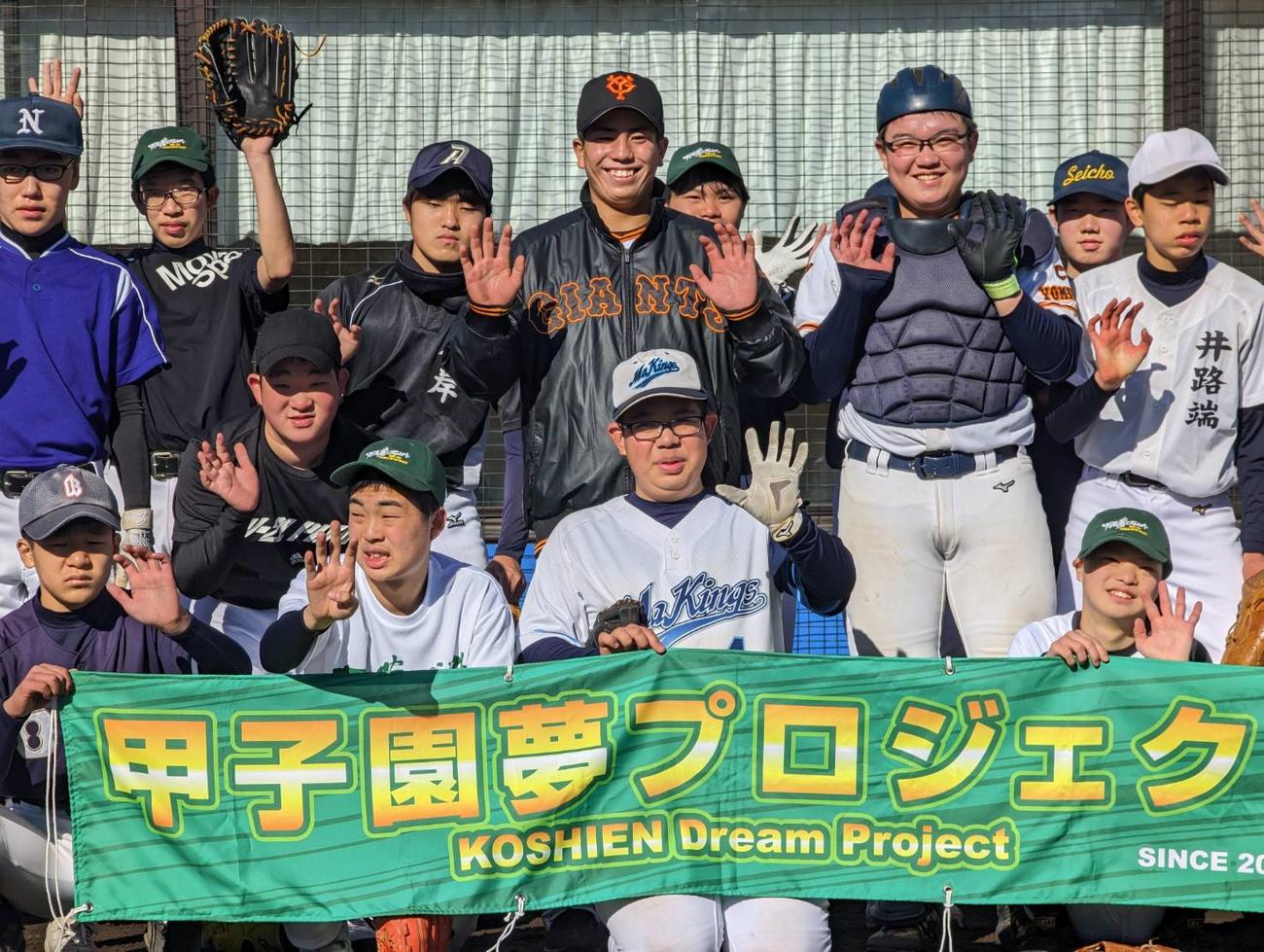 「甲子園夢プロジェクト」の練習会に参加した巨人ドラフト4位の門脇誠内野手（中央）（撮影・三須一紀）