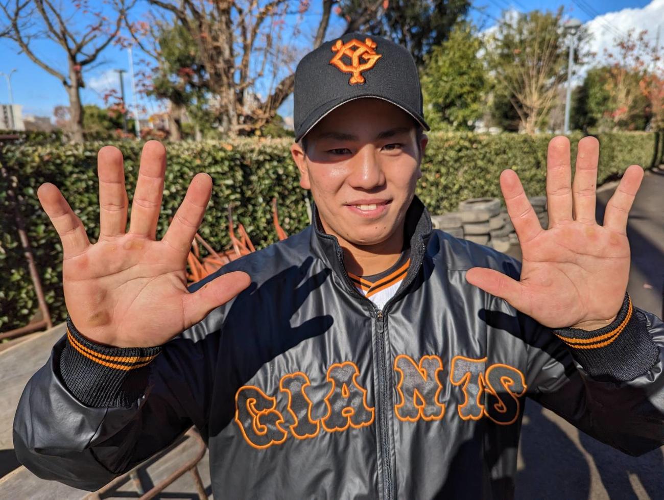 巨人ドラフト4位の門脇誠内野手の手のひらには早朝練習の打ち込みでできたマメが多くあった（撮影・三須一紀）