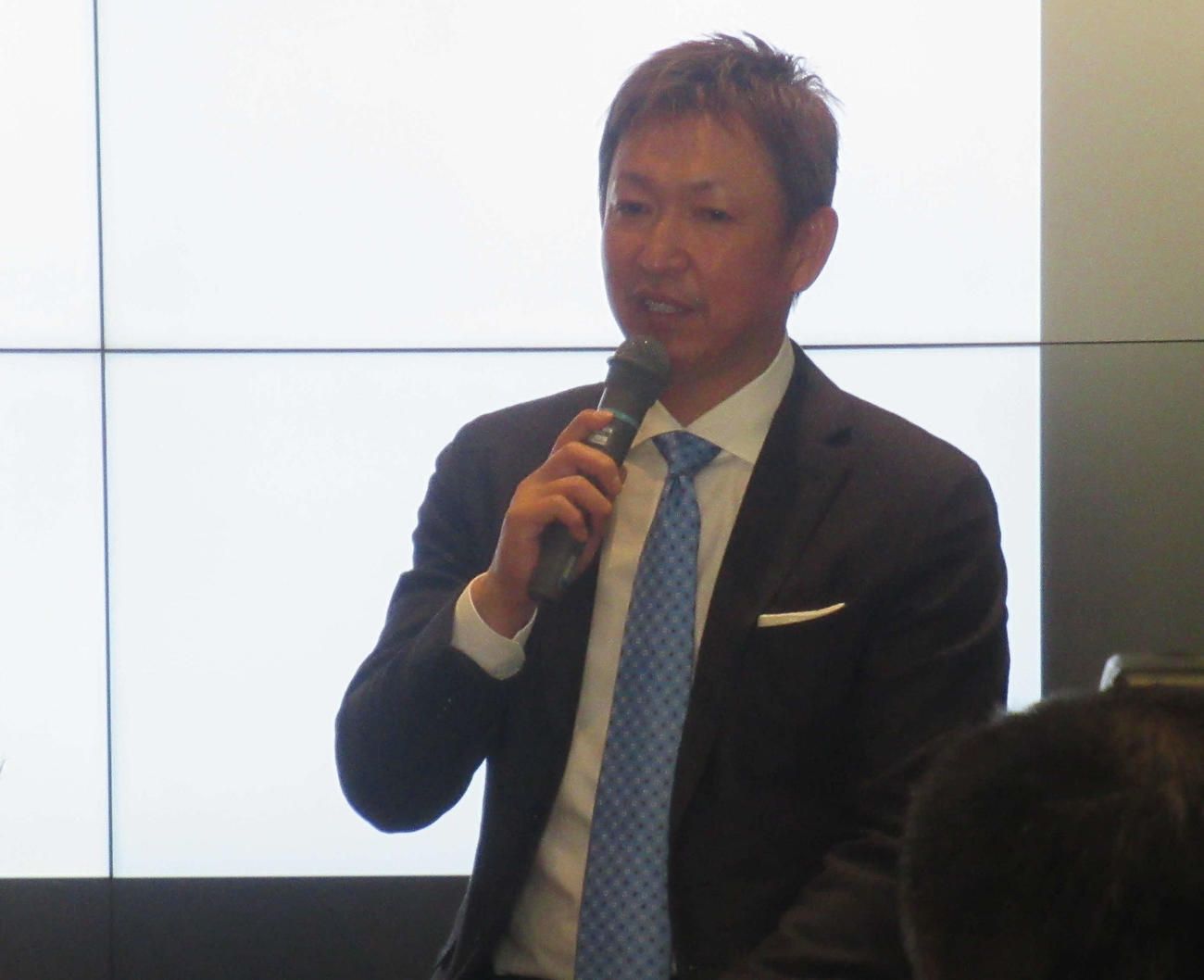 愛知県歯科医師会の健康講演会に出演する中日立浪監督
