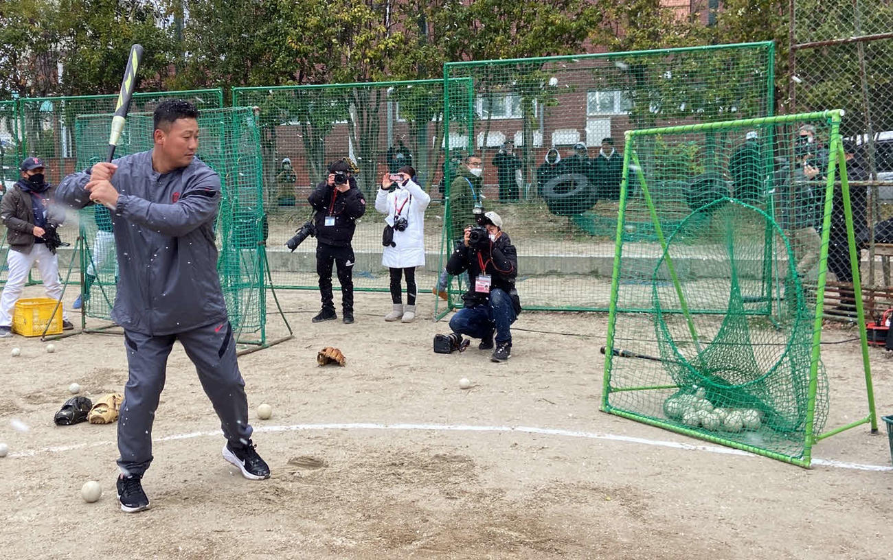 ティー打撃の実演指導を行う巨人中田（撮影・小早川宗一郎）