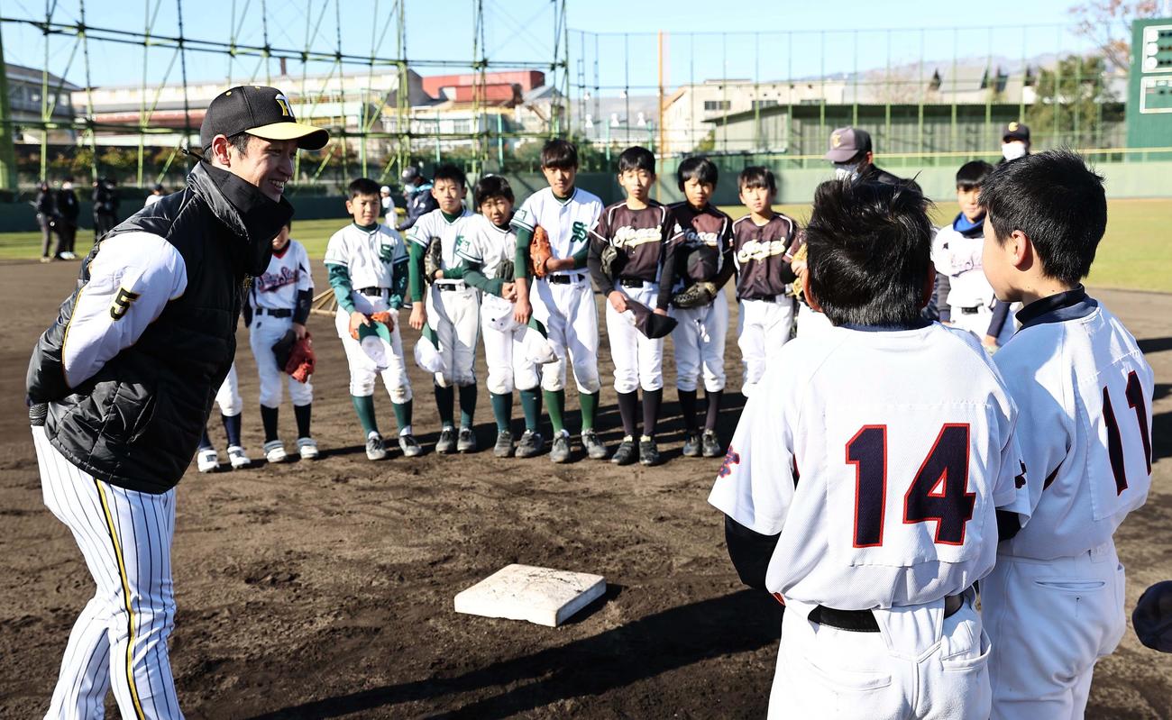 小学生の質問に笑顔で答える近本（撮影・上田博志）