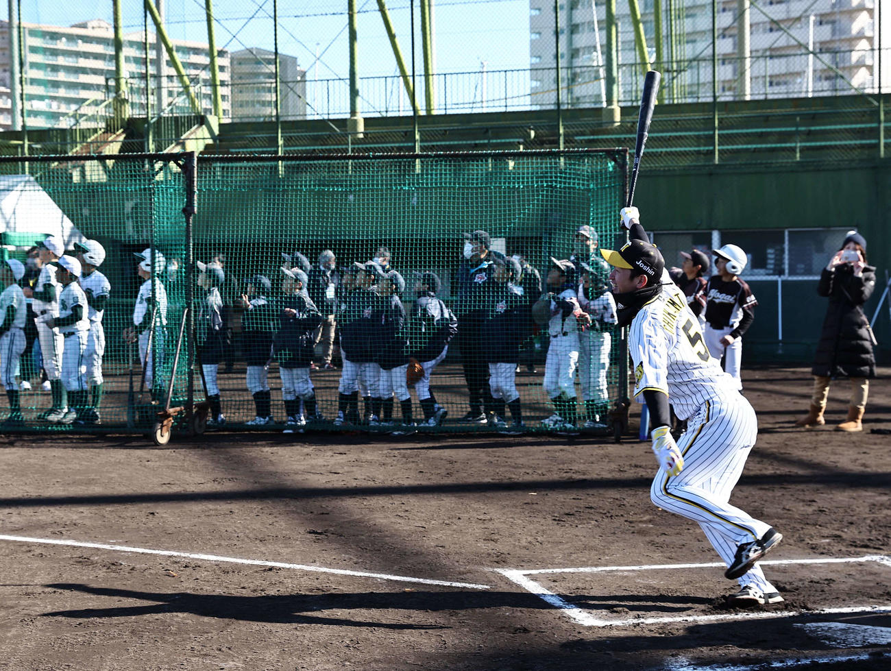 子どもたちに打撃を披露する近本（撮影・上田博志）