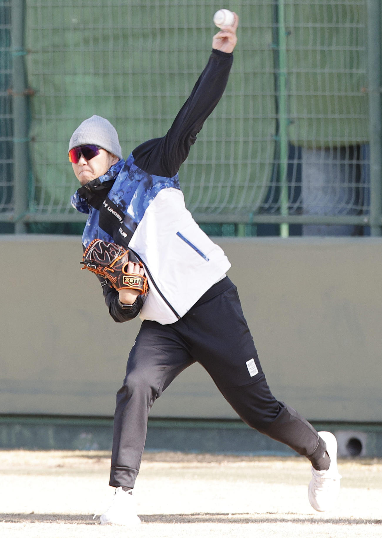 鳴尾浜球場でキャッチボールする岩貞（撮影・上山淳一）