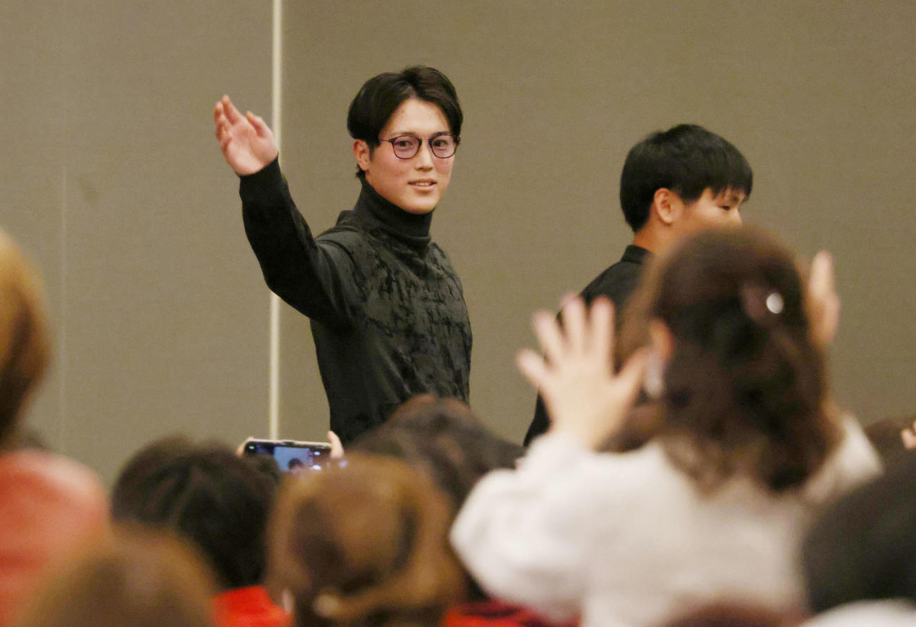 トークショーが終了し、会場を出る広島森下（撮影・加藤孝規）