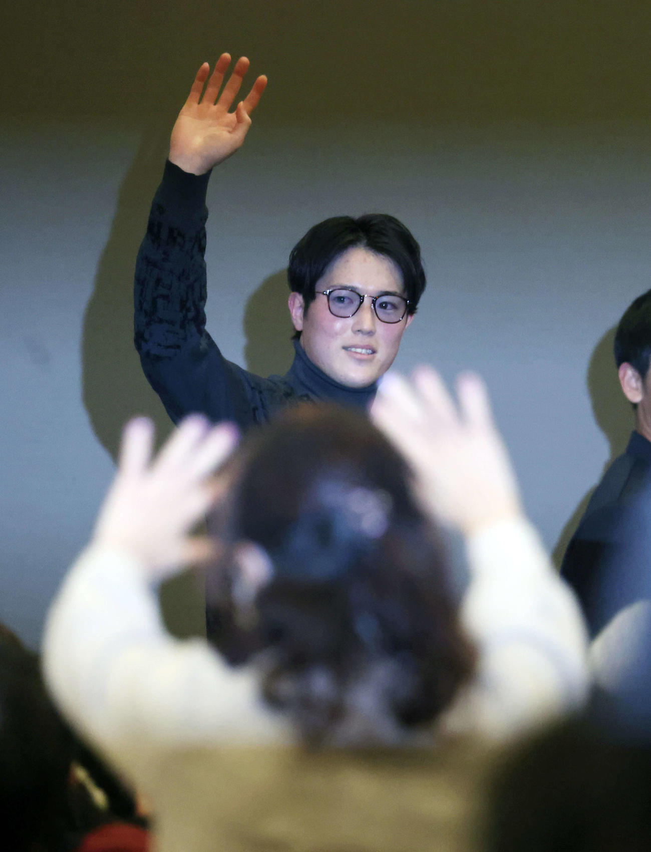 トークショーが終了し、会場を出る広島森下（撮影・加藤孝規）