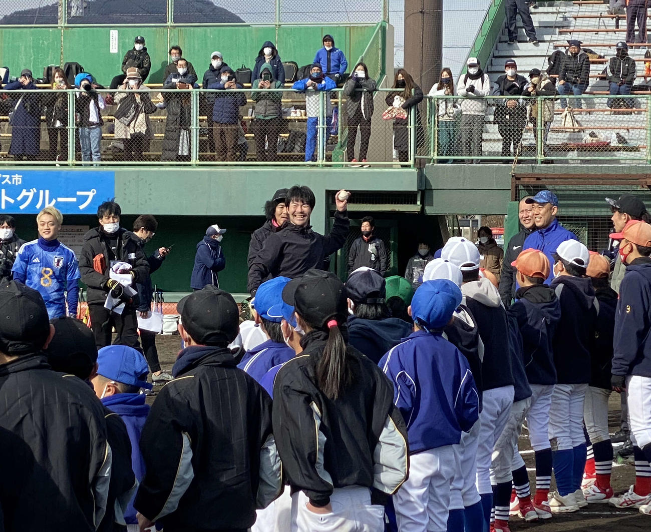 「Yoshimoto Enjoy Baseball in Yamanashi」で、キャッチボールのデモンストレーションを行う楽天島内