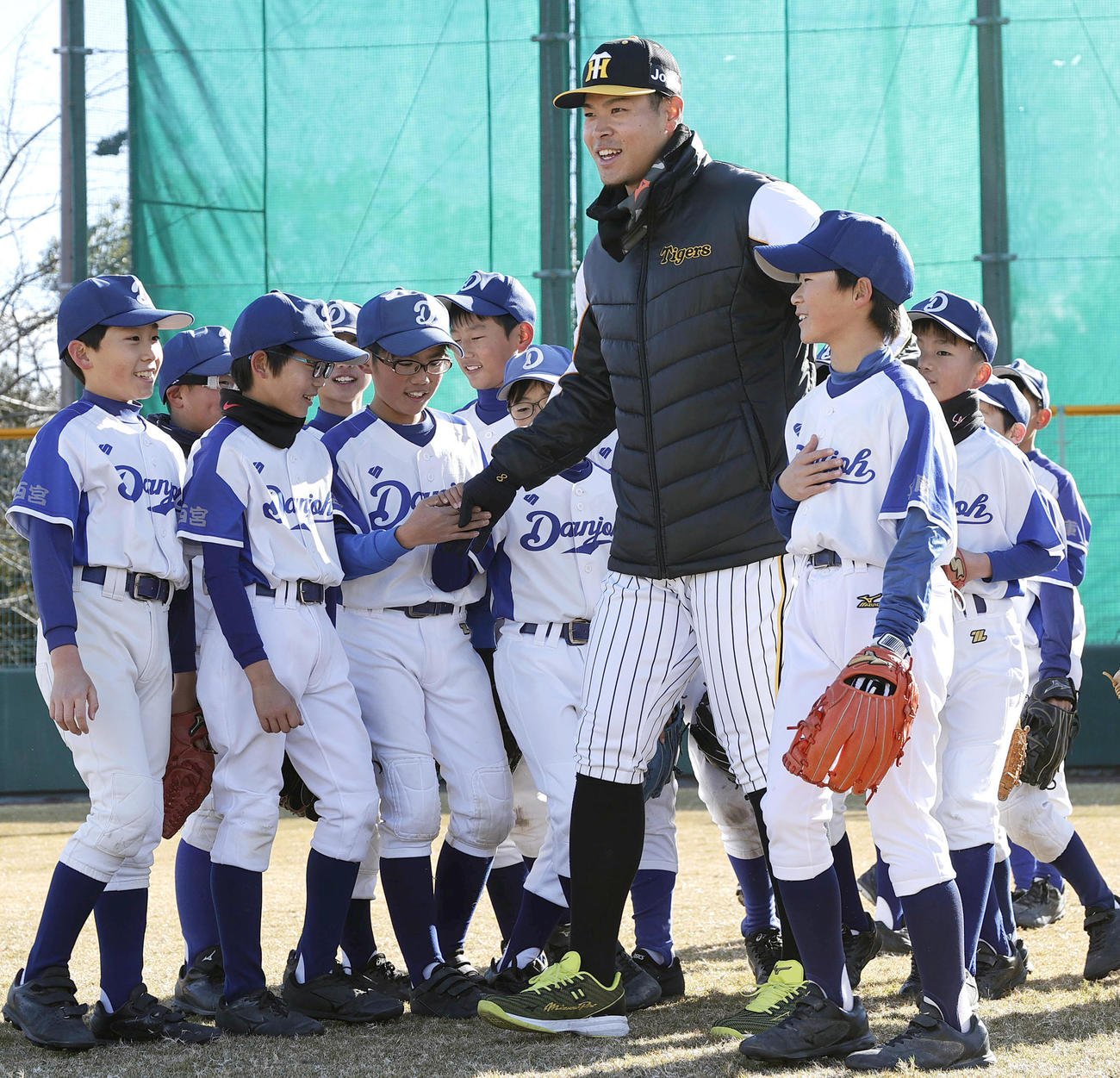 野球教室で子どもたちと交流する阪神佐藤輝（撮影・上山淳一）