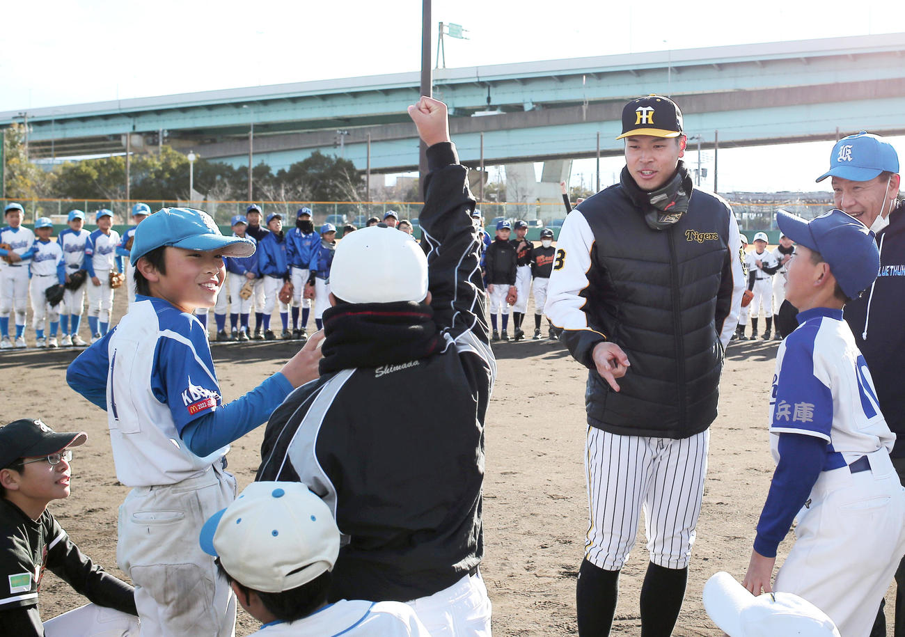 野球教室で佐藤輝（右から3人目）とじゃんけん大会で盛り上がる子どもたち（撮影・上山淳一）