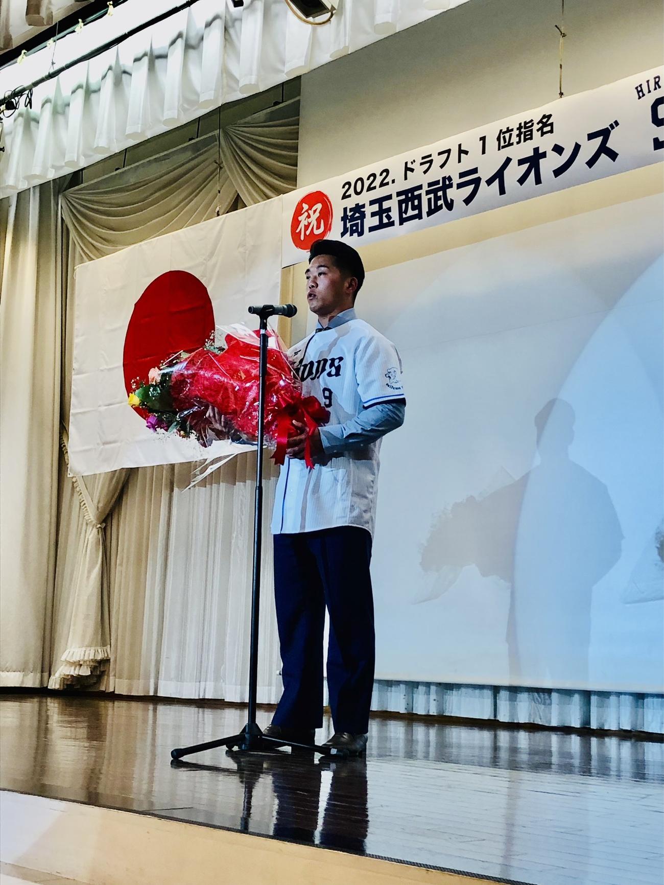 感謝のスピーチをする西武ドラフト1位の早大・蛭間（撮影・上田悠太）