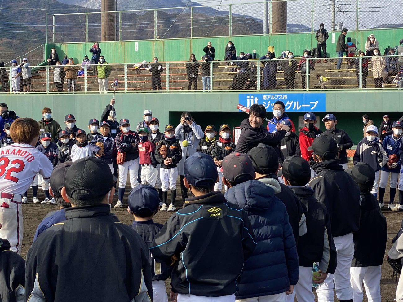 「Yoshimoto Enjoy Baseball in Yamanashi」で、ロングティーのデモンストレーションを行う楽天島内