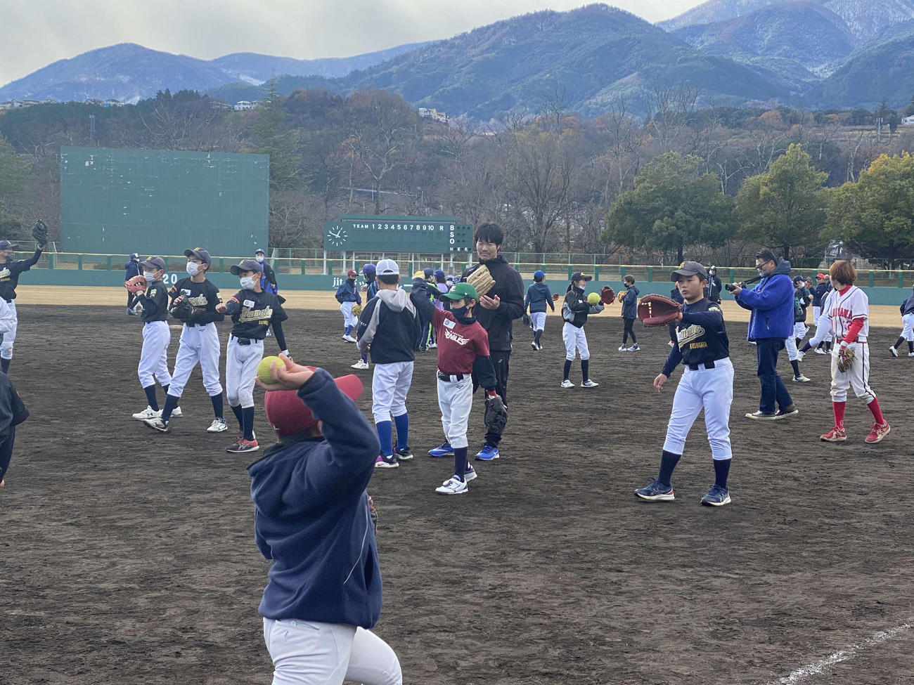 「Yoshimoto Enjoy Baseball in Yamanashi」で、小学生たちのキャッチボールを見守る楽天島内