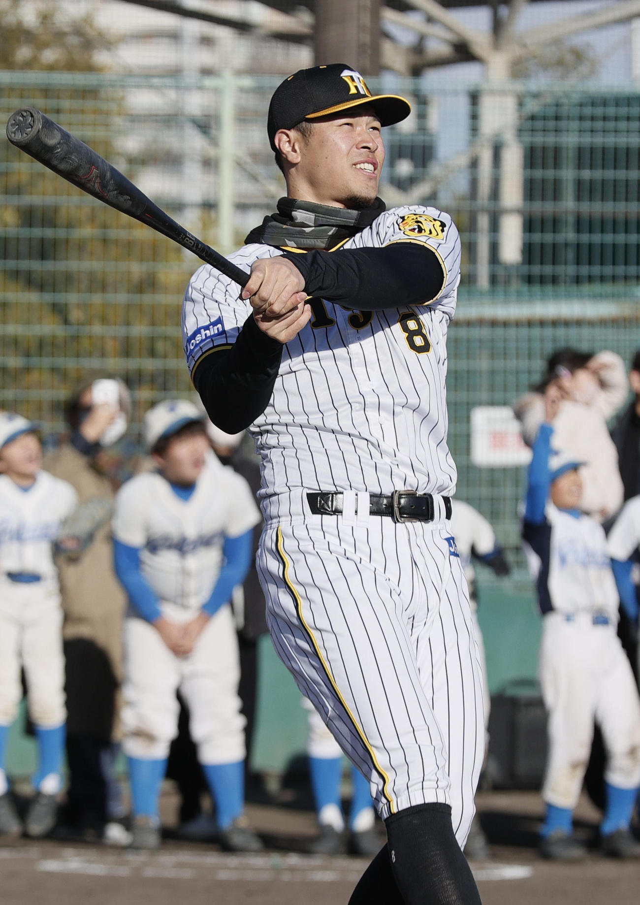 野球教室でフリー打撃する阪神佐藤輝（撮影・上山淳一）