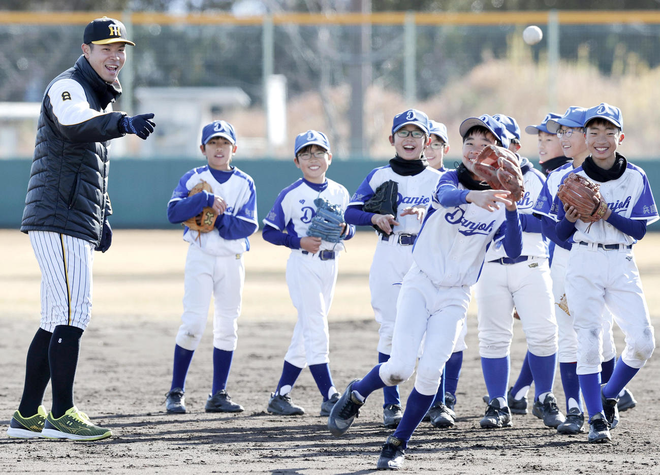 野球教室で笑顔を見せる阪神佐藤輝（撮影・上山淳一）