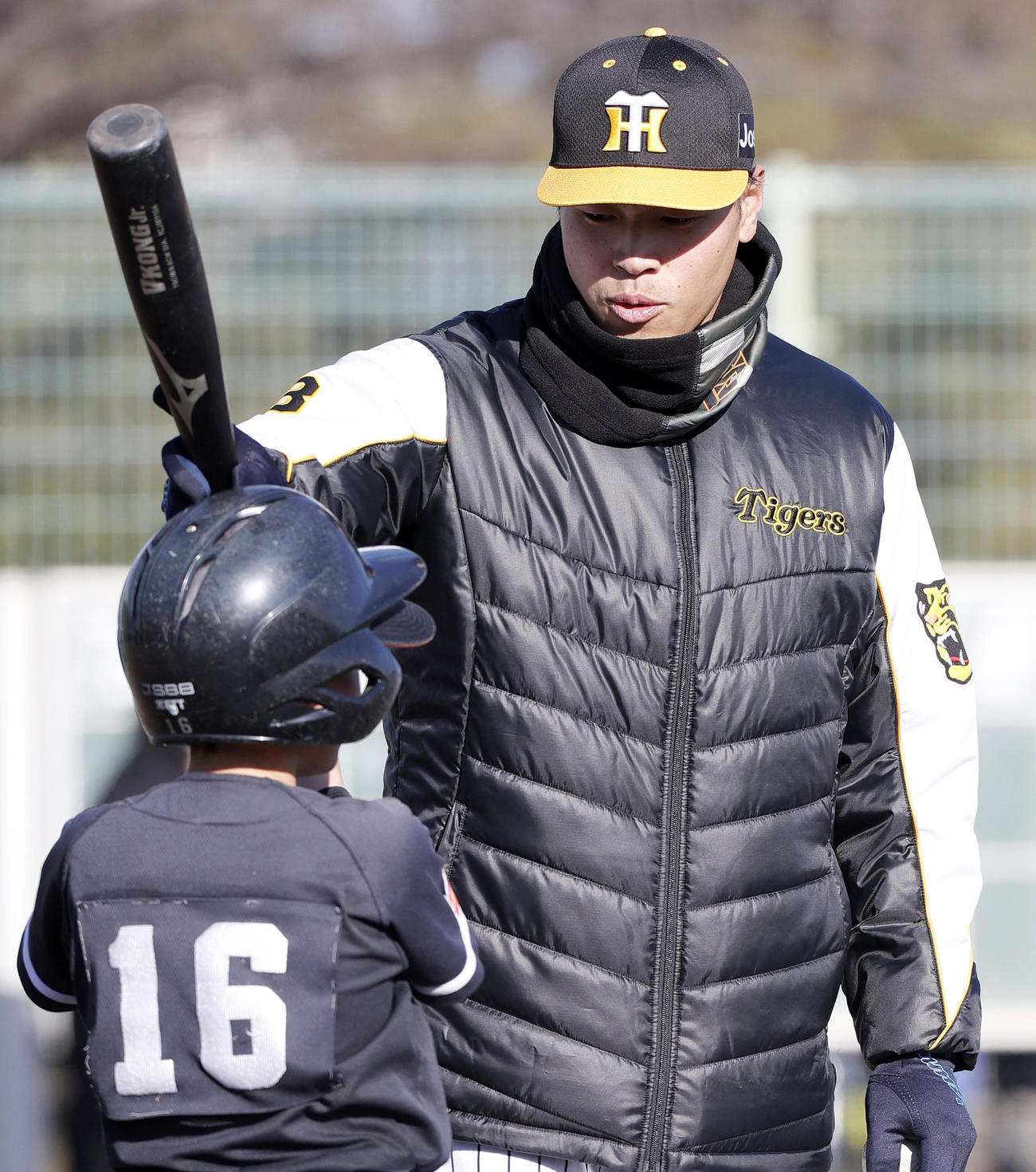 野球教室で子どもたちにアドバイスする阪神佐藤輝（撮影・上山淳一）