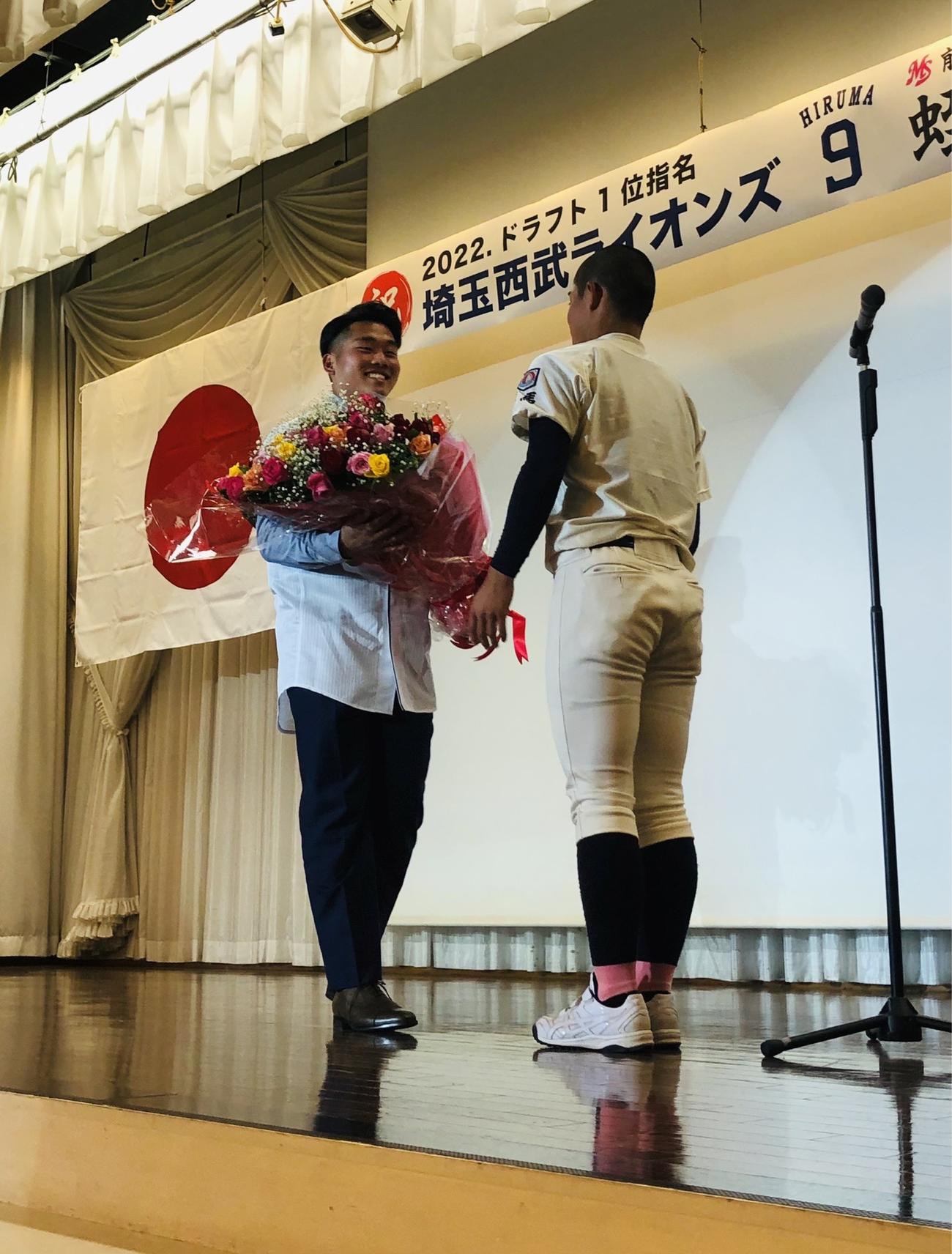 前橋桜ボーイズの後輩から花束を受け取る西武ドラフト1位の早大・蛭間（撮影・上田悠太）
