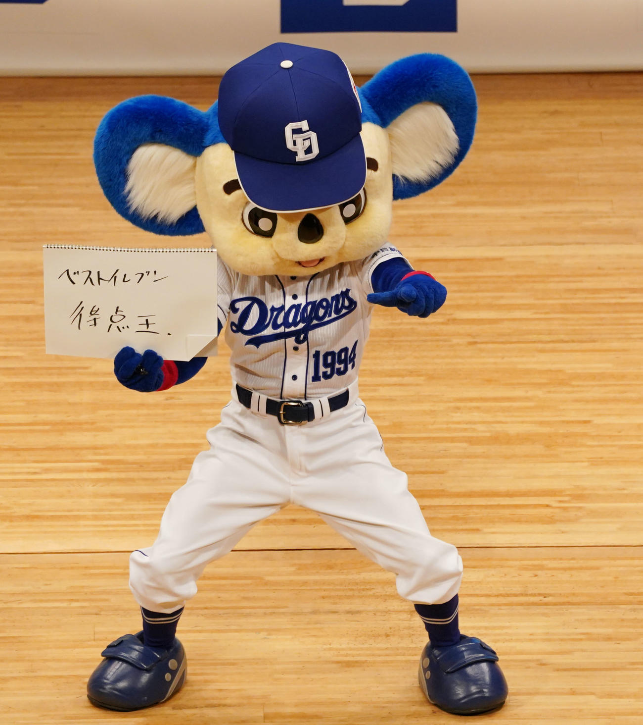 来年の目標を問われ「ベストイレブン、得点王」とブラボー！ポーズで応えるドアラ（2022年12月9日撮影）