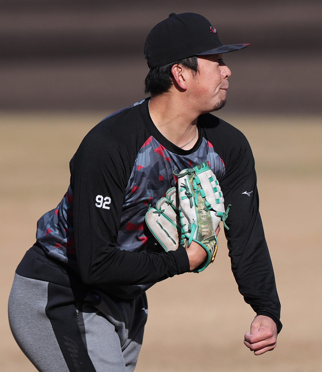 鳴尾浜球場でキャッチボールする渡辺雄（撮影・上山淳一）