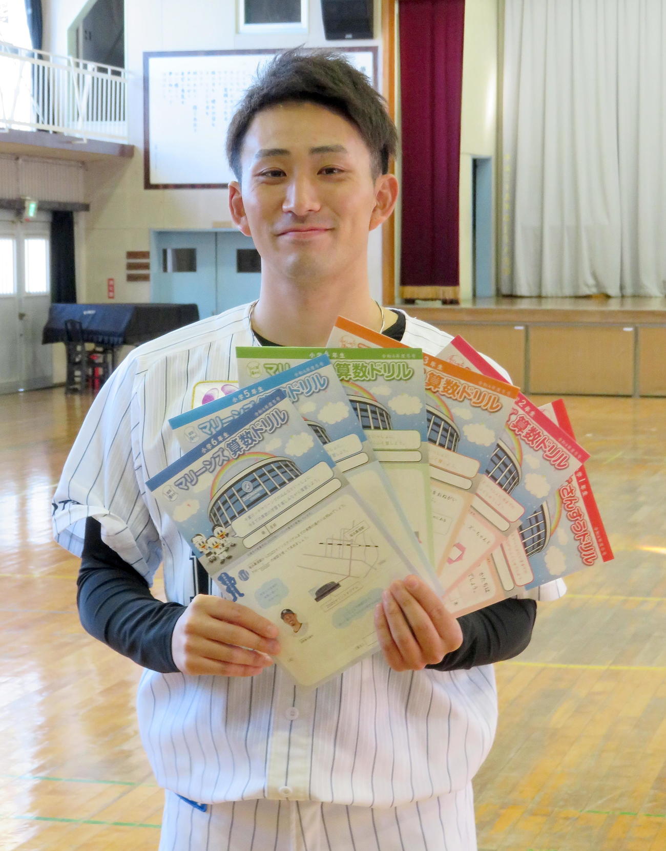 マリーンズ算数ドリルを手にするロッテ小島（撮影・鎌田直秀）
