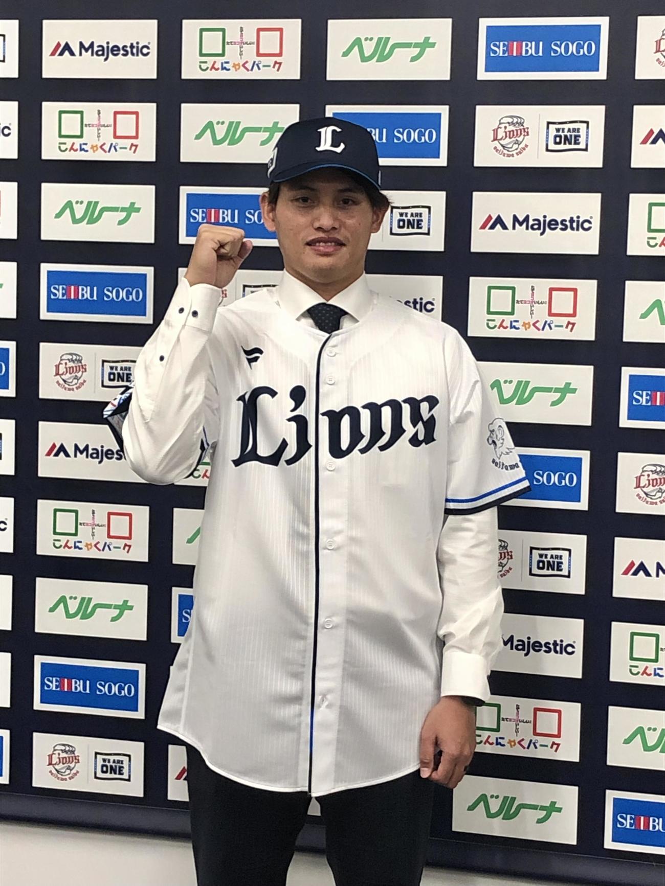入団会見で笑顔でガッツポーズする張奕（撮影・上田悠太）