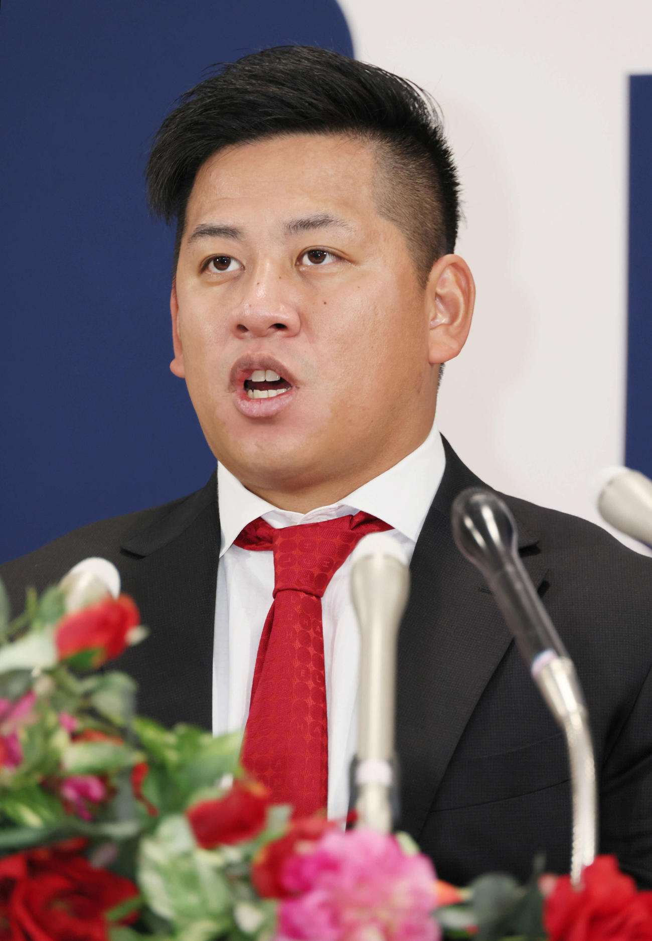 現役ドラフトで巨人から広島への移籍が決まり、入団会見する戸根（撮影・加藤孝規）