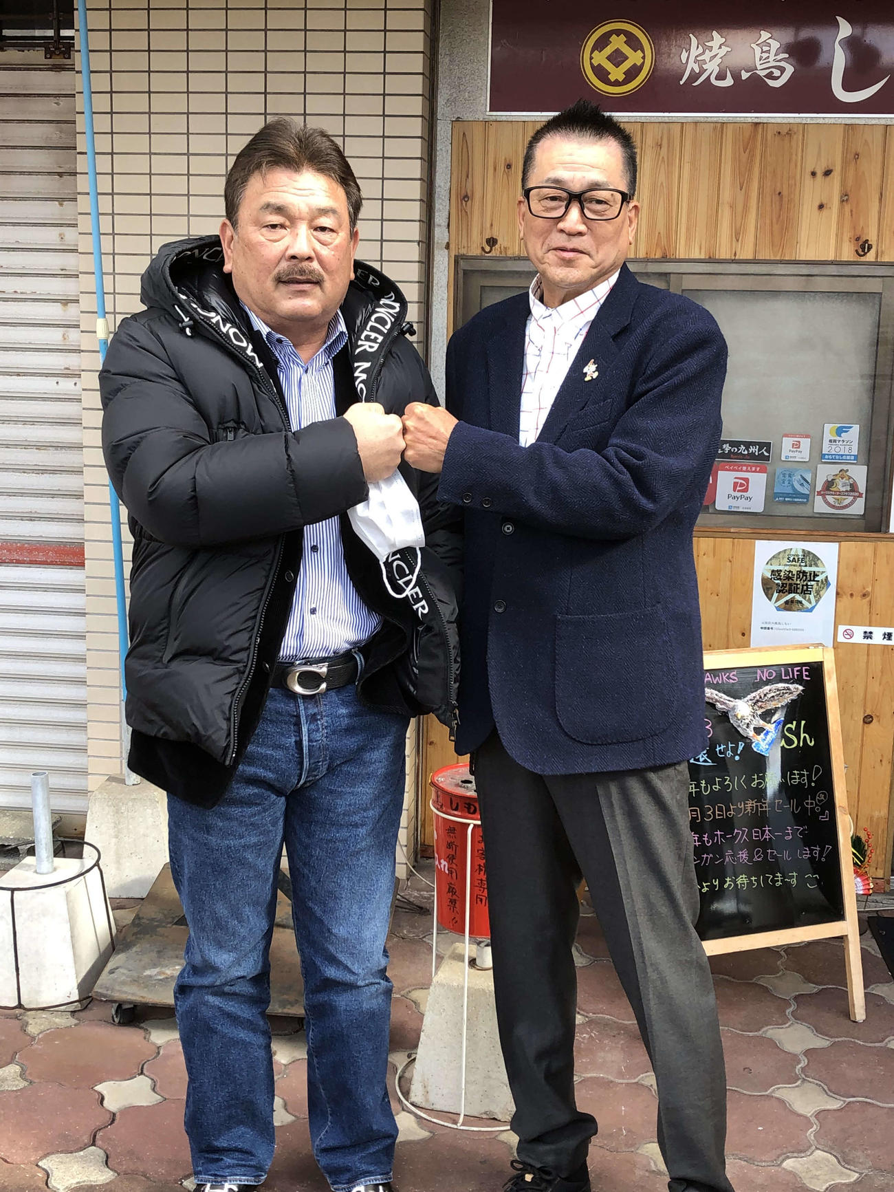 野球評論家の若菜嘉晴氏（右）とテレビ収録に臨んだソフトバンク藤本監督