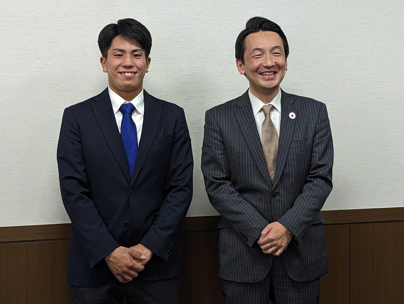 清瀬市の渋谷桂司市長を表敬訪問した巨人ドラフト4位の門脇誠内野手（左）（撮影・三須一紀）