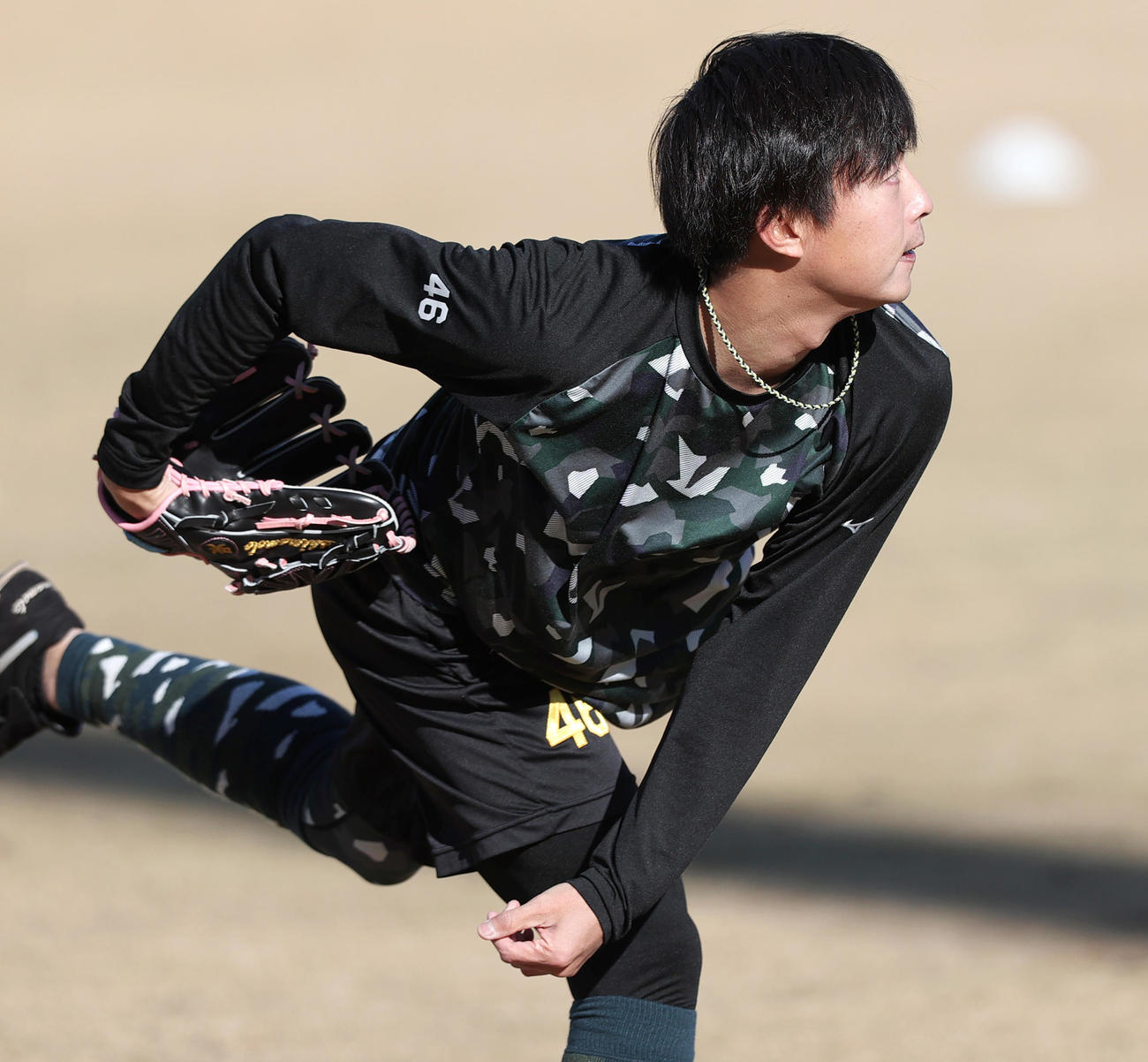 鳴尾浜球場でキャッチボールする島本（撮影・上山淳一）