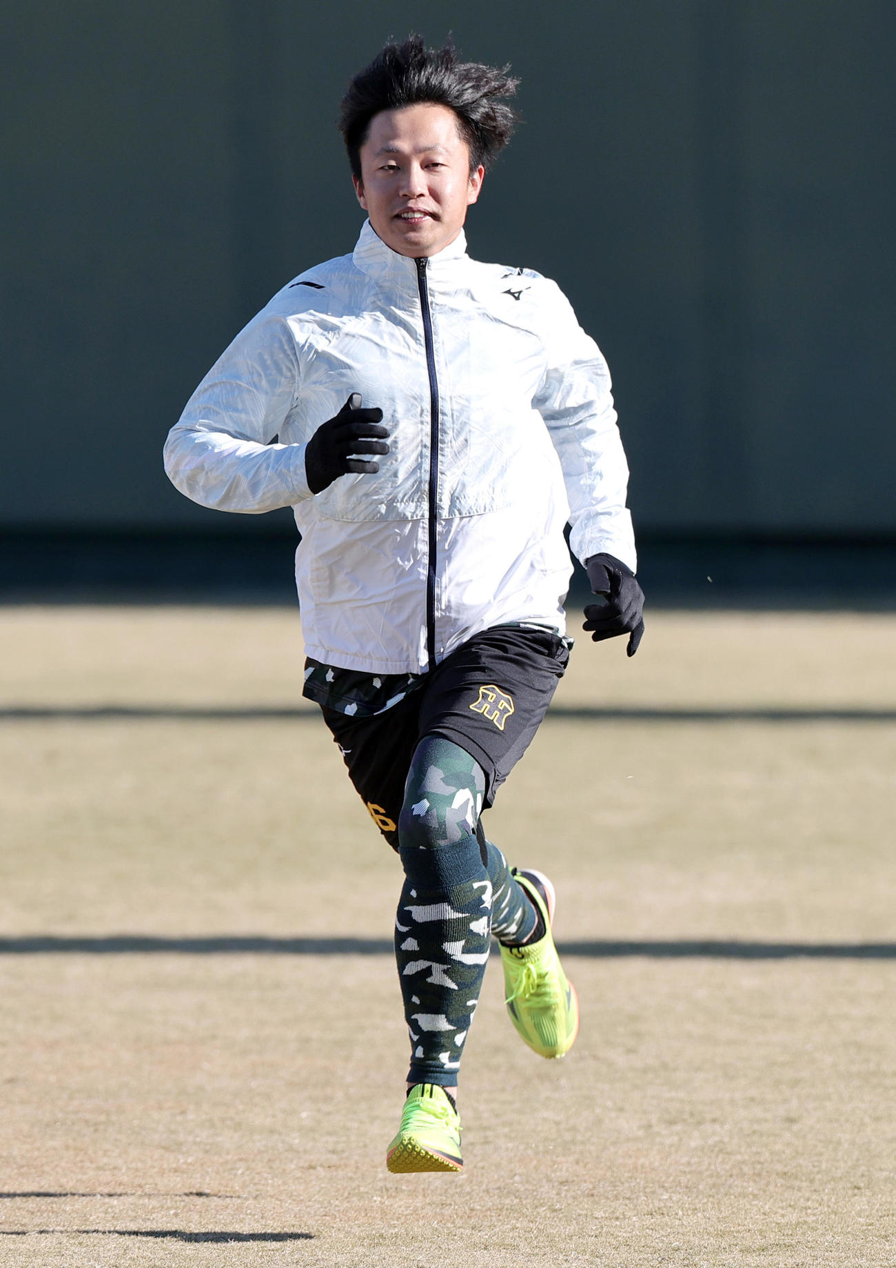 鳴尾浜球場でダッシュする島本（撮影・上山淳一）