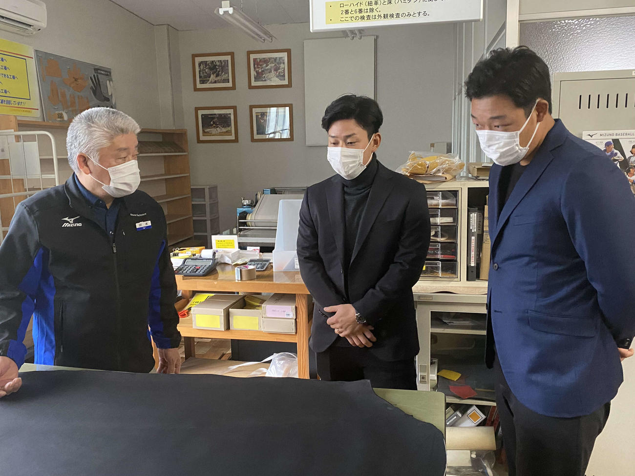 グラブの土台となる牛革を視察する阪神の大山（右）と糸原（中央）（ミズノ提供）