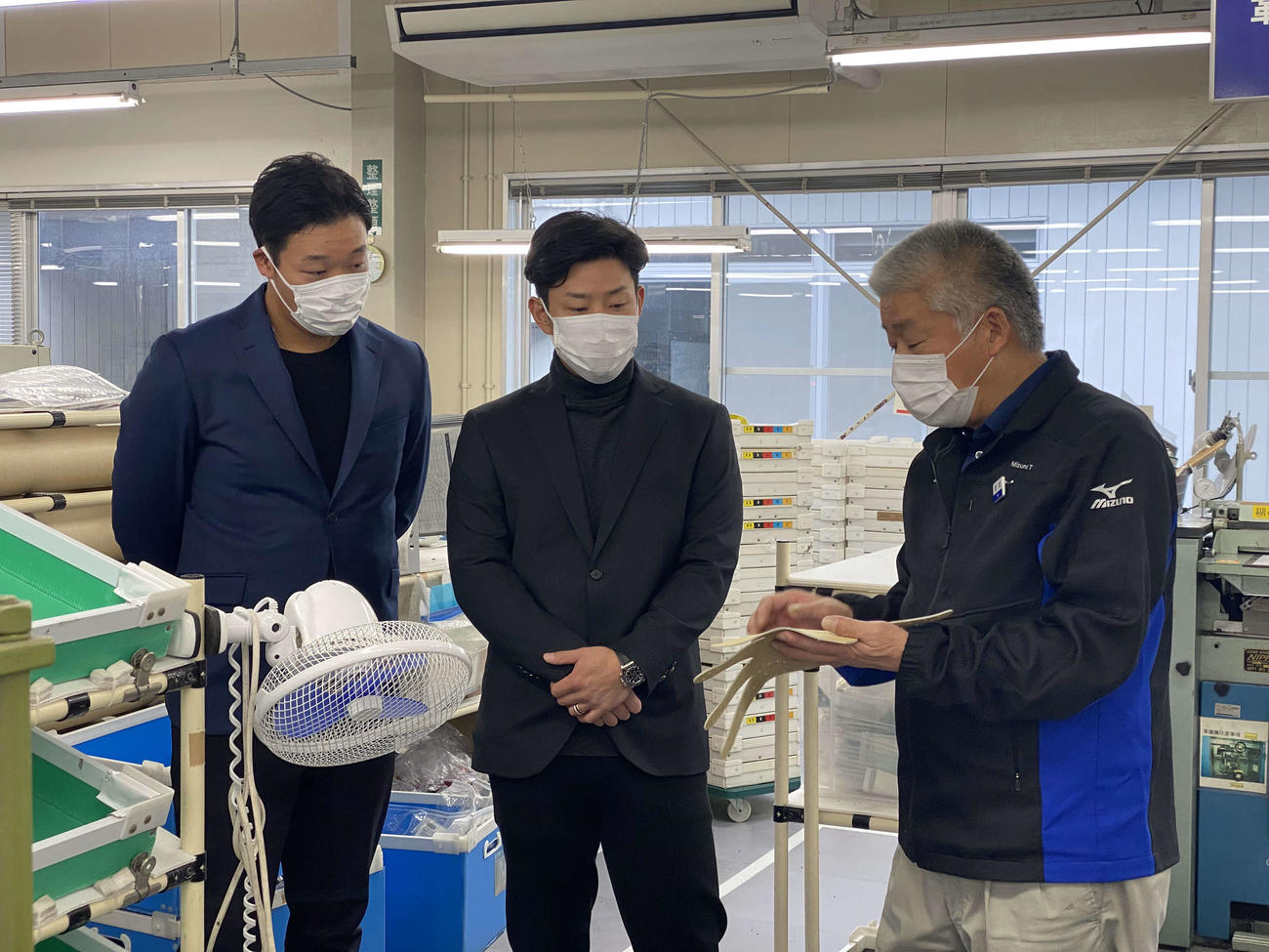 グラブの製造工程を見学する阪神大山（左）と糸原（中央）（ミズノ提供）