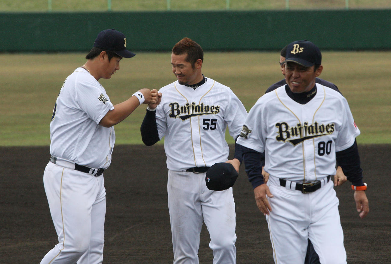 12年、キャンプを打ち上げ笑顔を見せるT－岡田（中央）と岡田監督。左は李大浩