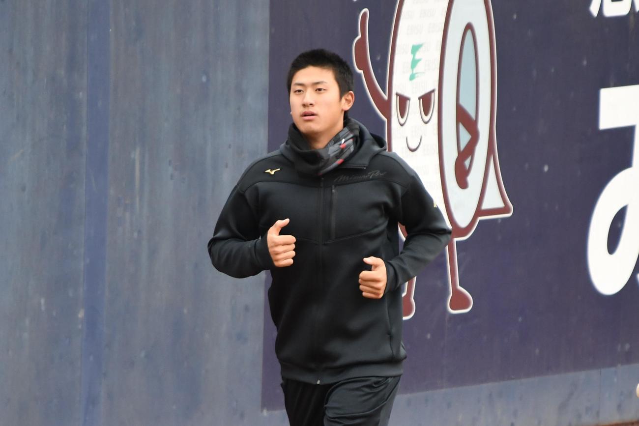 千葉・鎌ケ谷の2軍施設で自主トレに励む日本ハム阪口（撮影・石井翔太）