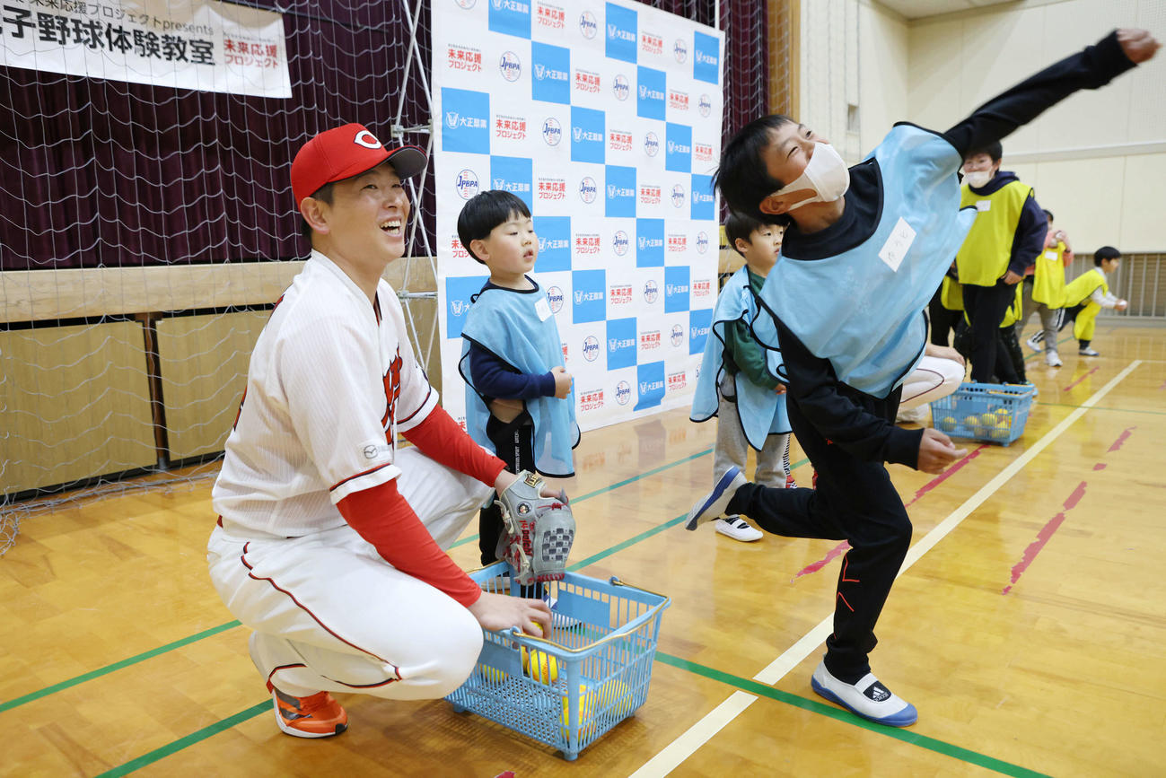 親子体験野球教室で子どもたちと交流する大瀬良（左）（撮影・加藤孝規）