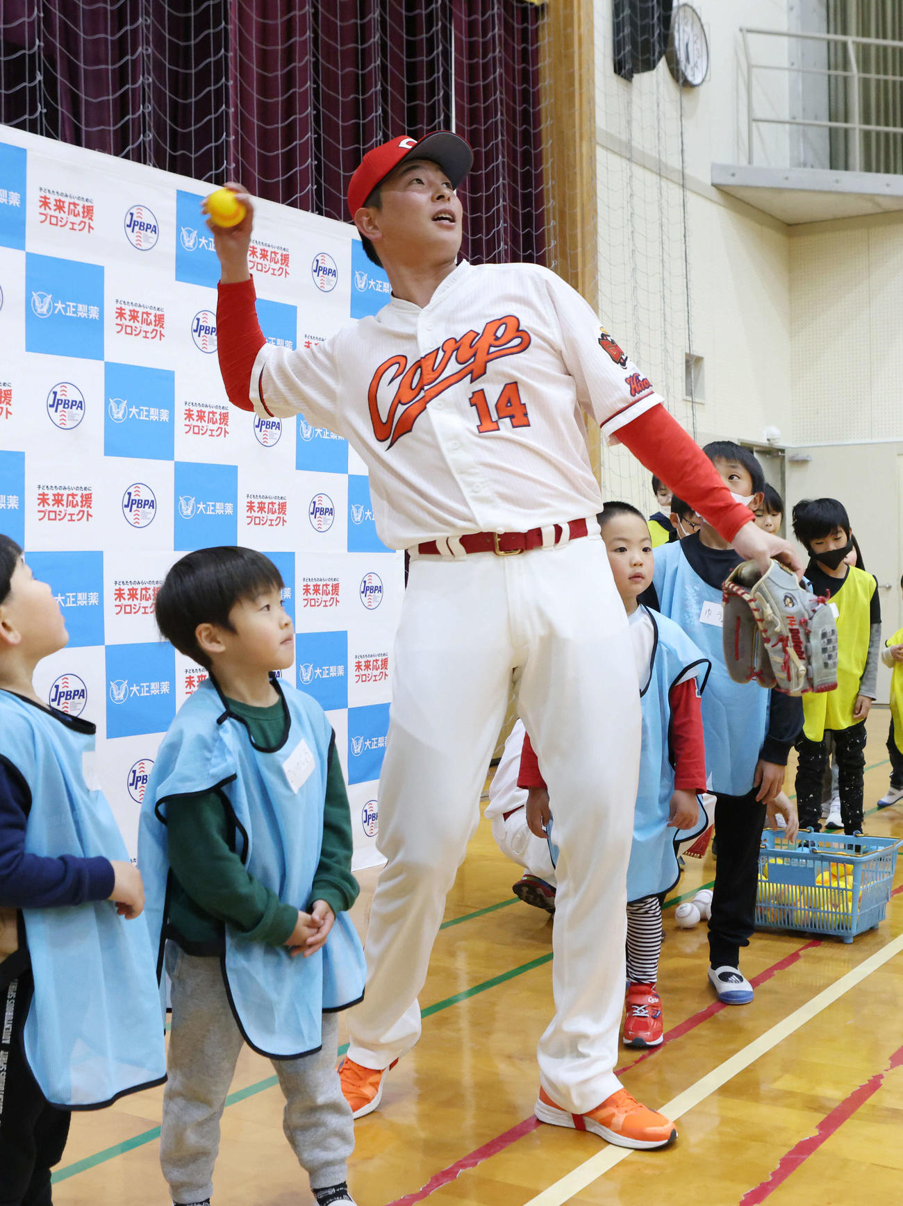 親子体験野球教室で子どもたちと交流する広島大瀬良（撮影・加藤孝規）