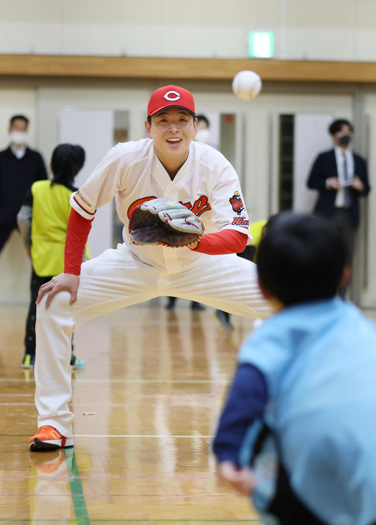 親子体験野球教室で子どもたちと交流する広島大瀬良（撮影・加藤孝規）