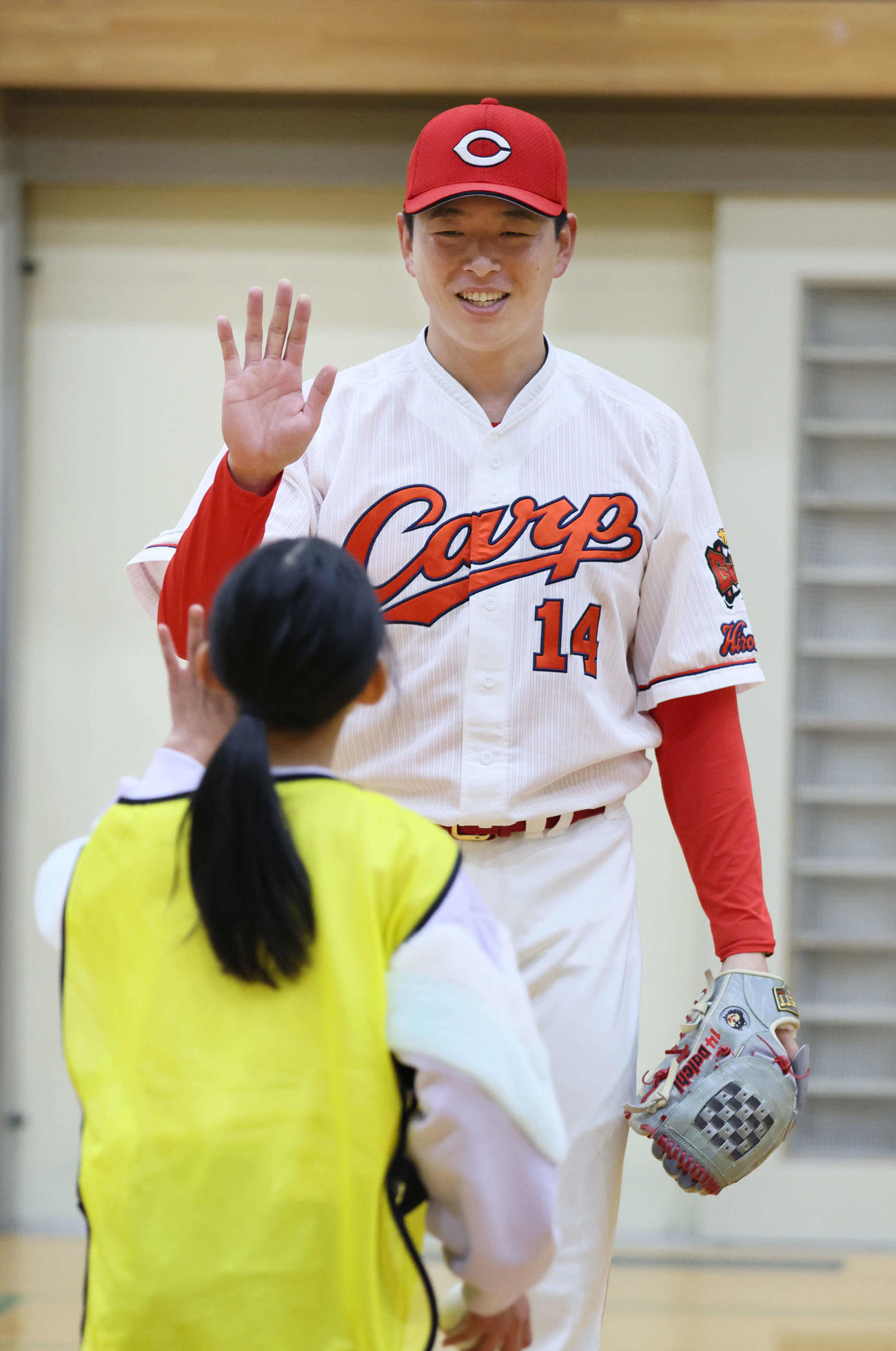 親子体験野球教室で子どもたちと交流する広島大瀬良（撮影・加藤孝規）