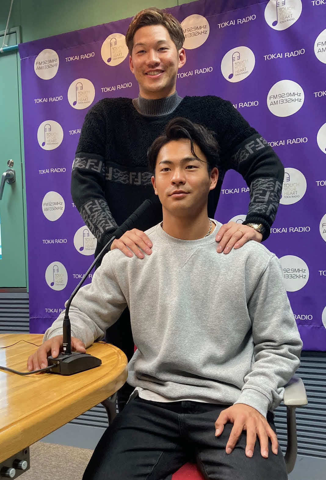 地元の東海ラジオに出演した中日土田（下）とDeNA京田（撮影・伊東大介）