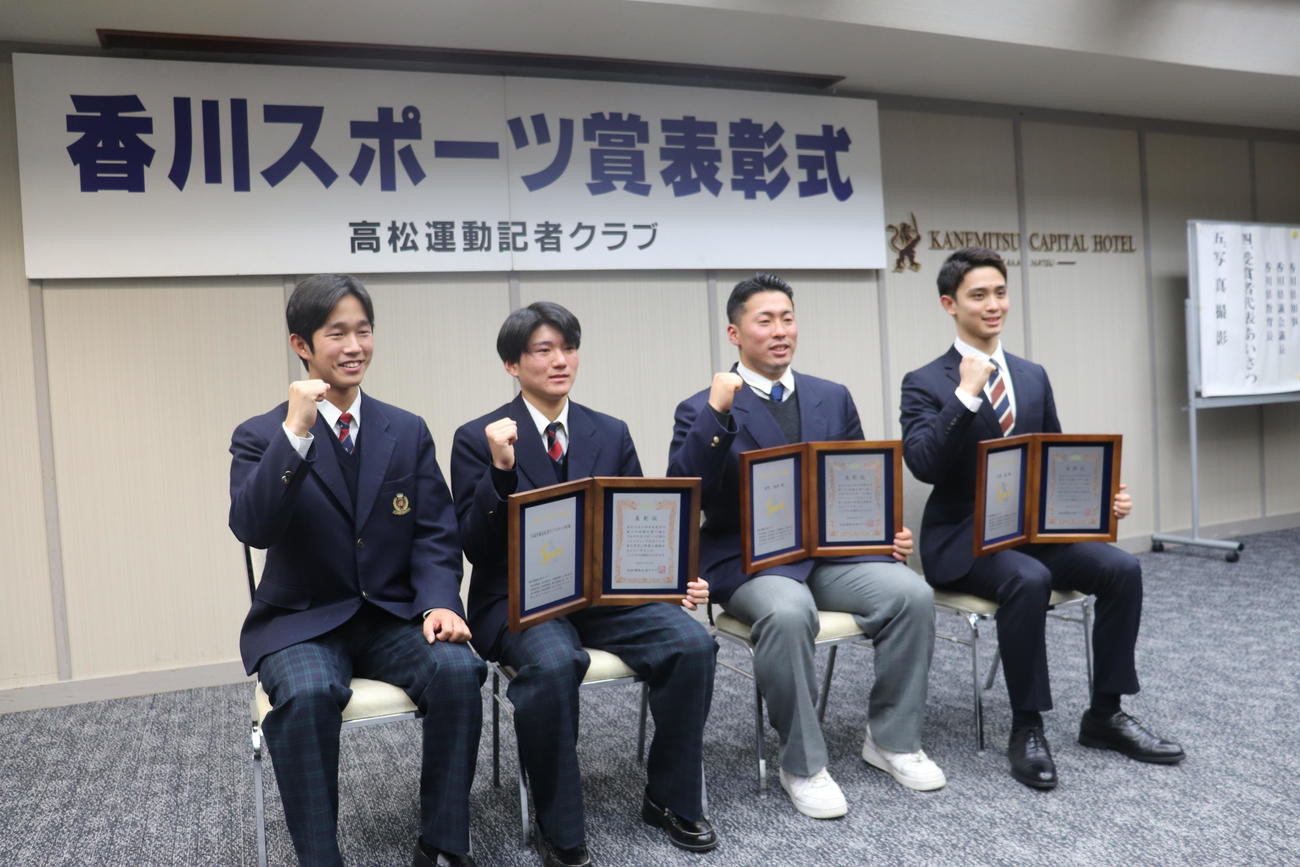 香川スポーツ賞表彰式に出席した巨人ドラフト1位の浅野（右から2番目）と競泳の花車（右）と尽誠学園のソフトテニス部（撮影・小早川宗一郎）