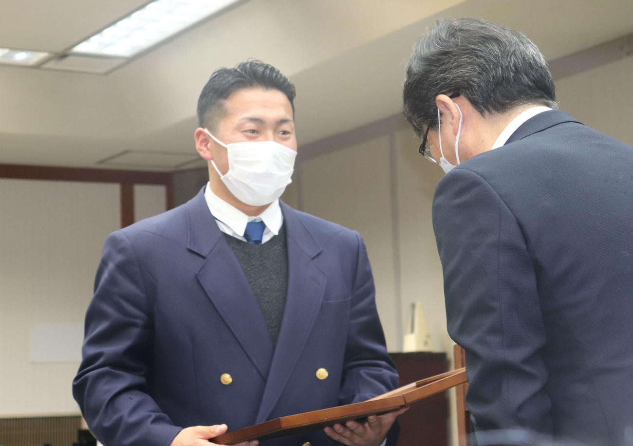 香川スポーツ賞表彰式に出席した巨人ドラフト1位の浅野（左）（撮影・小早川宗一郎）