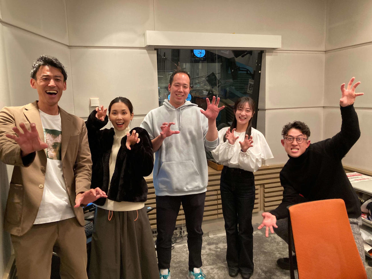 ABCラジオ「虎バンSP」に出演した阪神青柳（中央）（球団提供）
