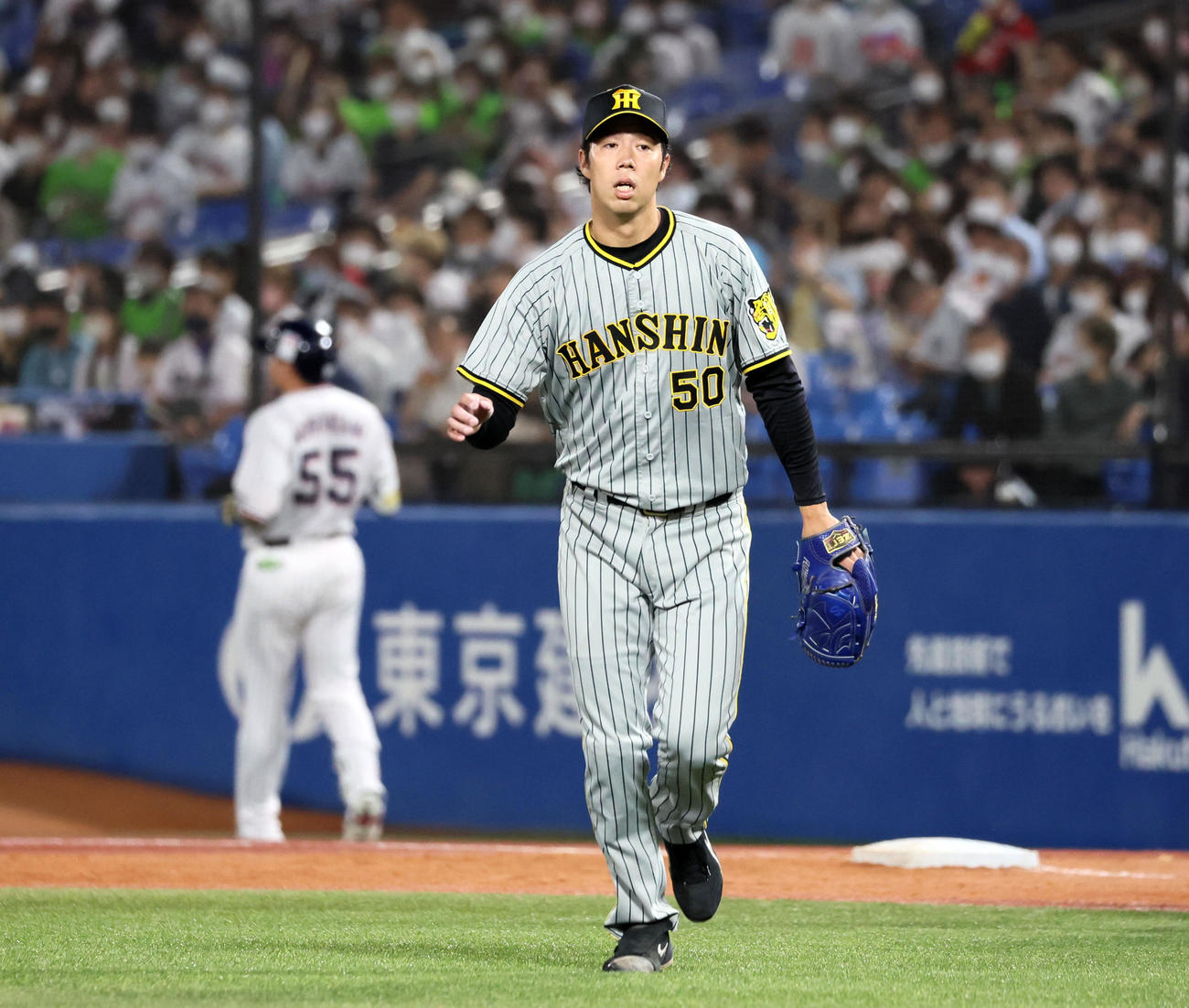 ヤクルト村上宗隆を二ゴロに仕留める阪神青柳晃洋（2022年9月27日撮影）