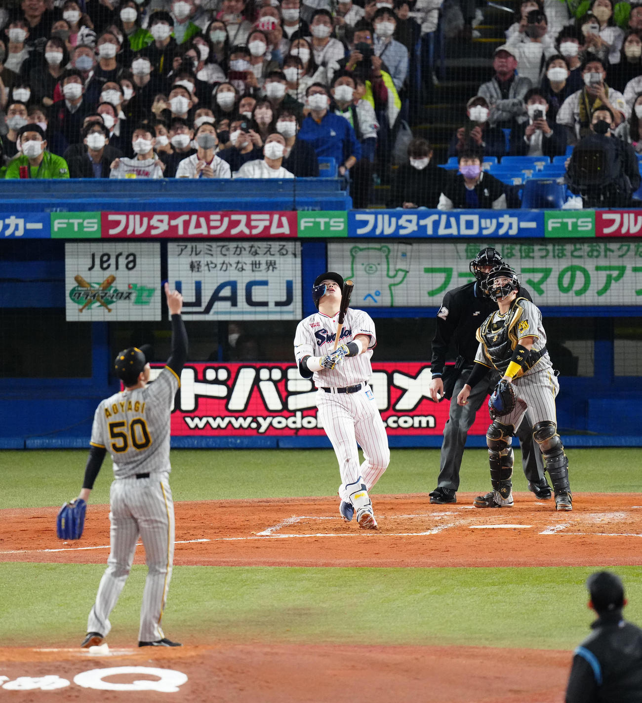 遊飛に倒れるヤクルト村上宗隆。投手は阪神青柳晃洋（2022年10月14日撮影）