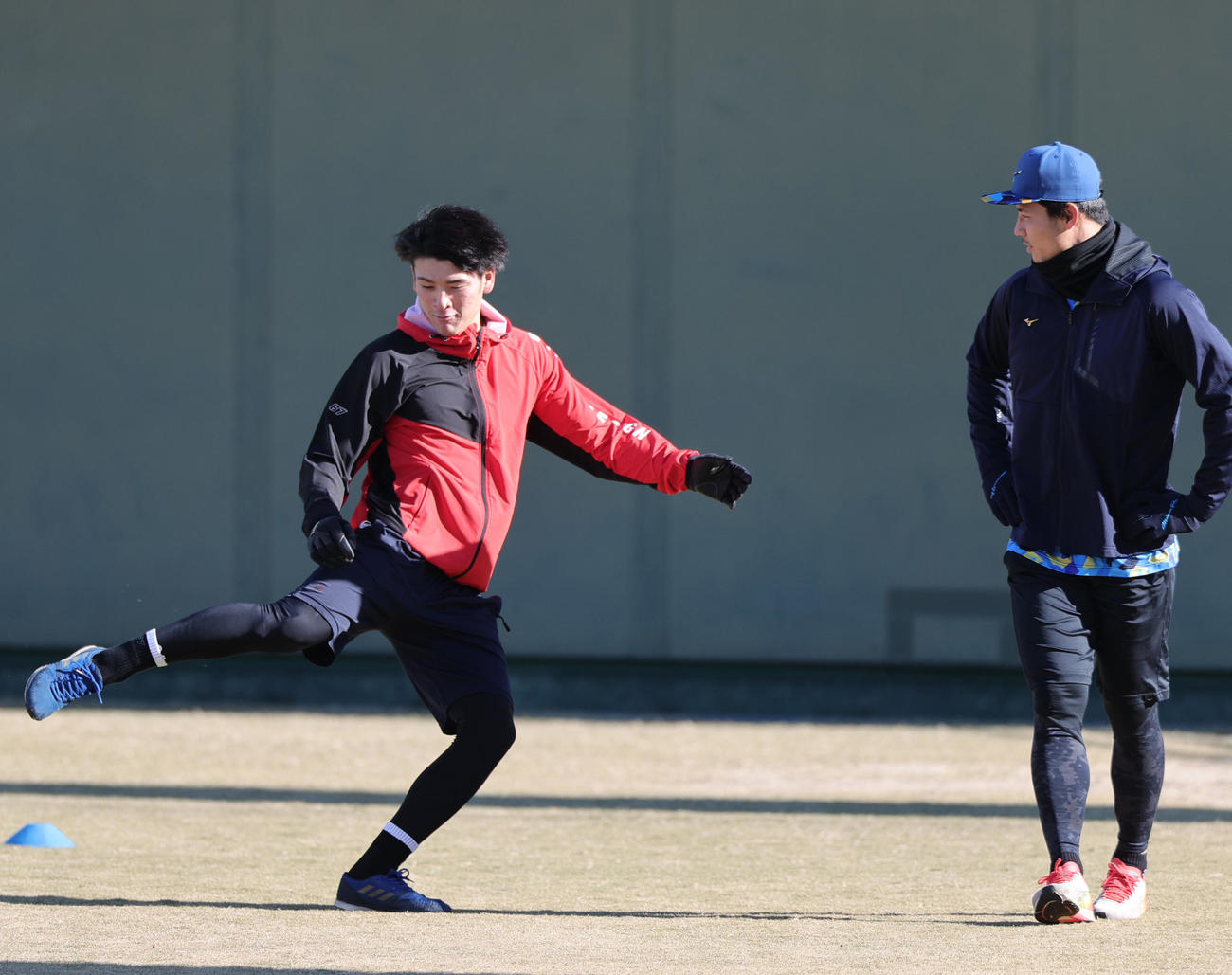 高寺（左）はW杯決勝のゴールを再現？する。右は栄枝（撮影・上山淳一）