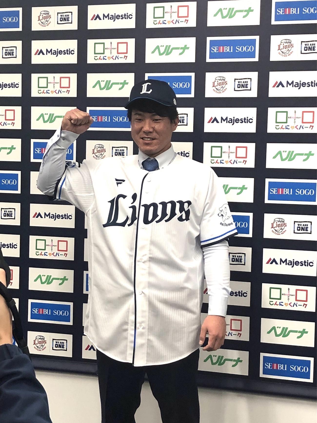 入団会見で笑顔でガッツポーズする陽川（撮影・上田悠太）