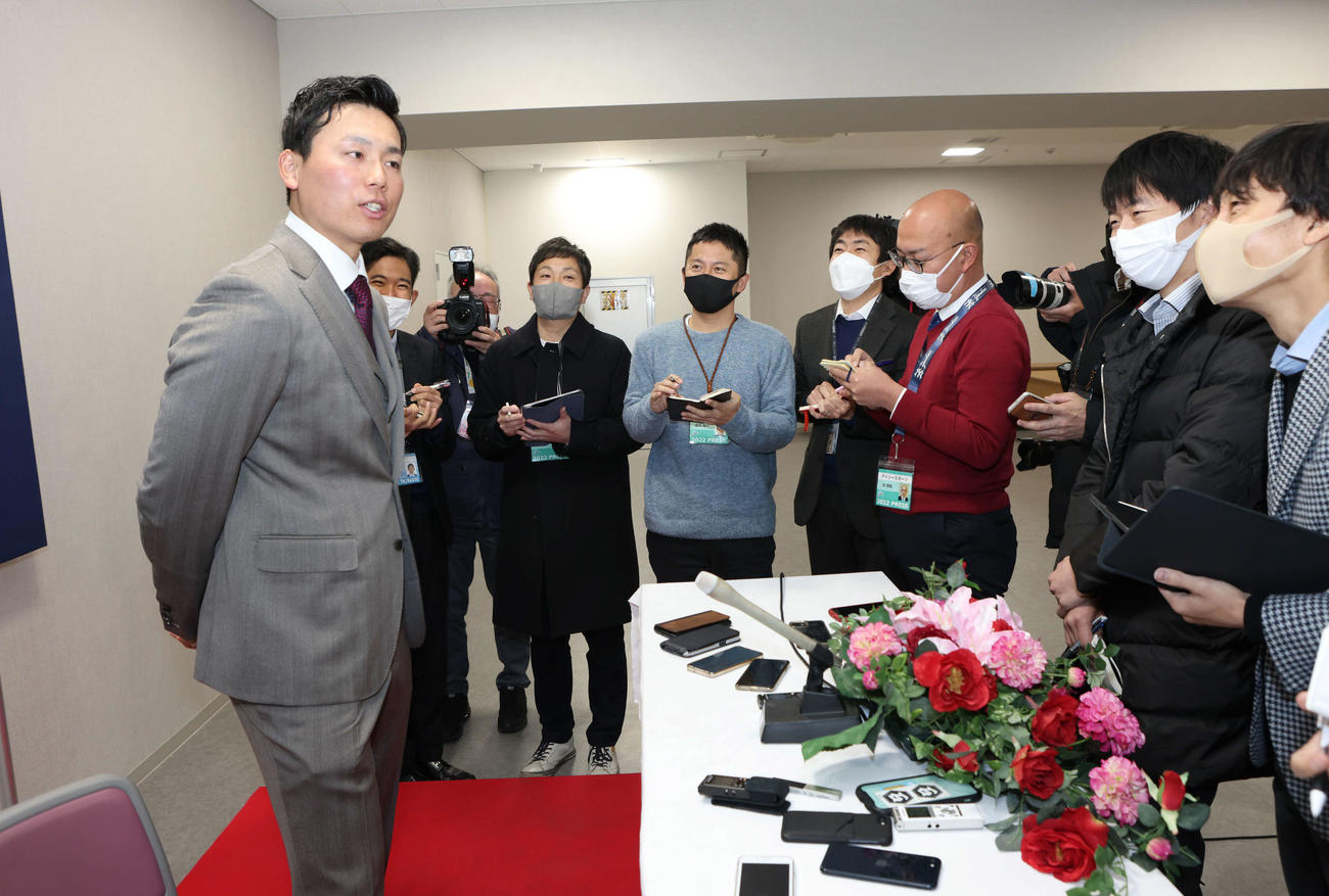 推定9500万円で契約更改した広島栗林（撮影・加藤孝規）
