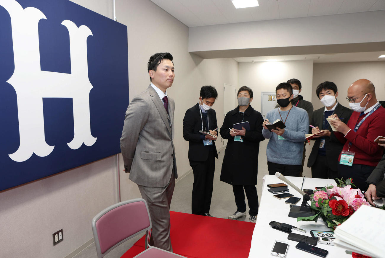 推定9500万円で契約更改した広島栗林（撮影・加藤孝規）