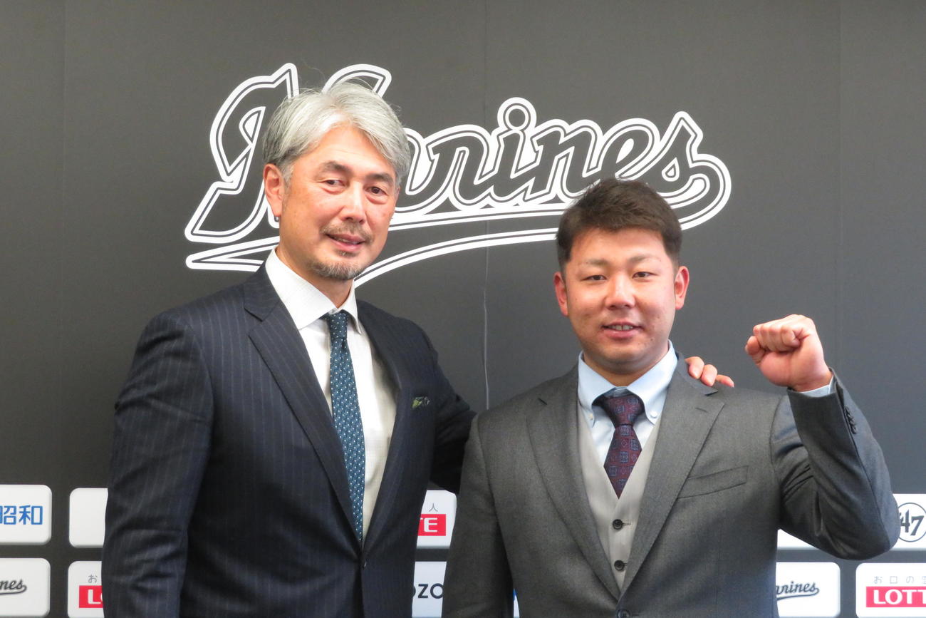 現役ドラフトでロッテに入団する大下（右）と吉井監督（撮影・金子真仁）