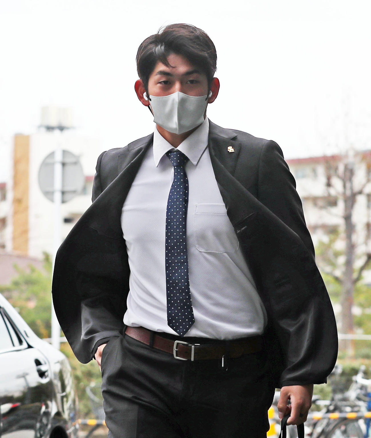 契約更改のため福岡ペイペイドームに訪れた風間（撮影・屋方直哉）