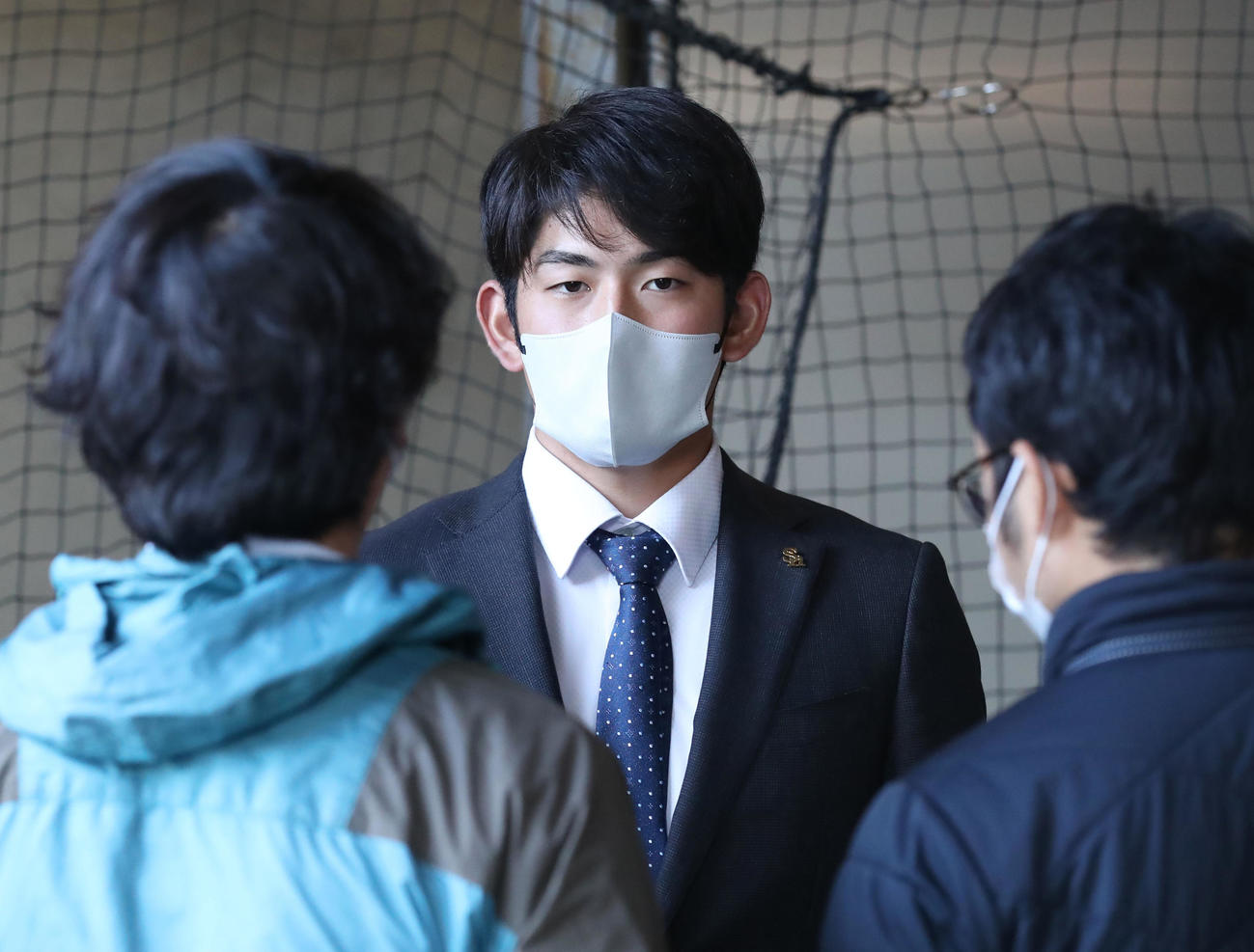 契約更改を終え、囲み取材を受ける風間（撮影・屋方直哉）